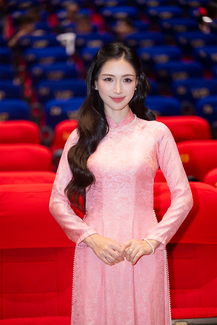 Hòa Minzy mới đây đã có những đóng góp cho người dân Lai Châu khắc phục hậu quả do thiên tai.