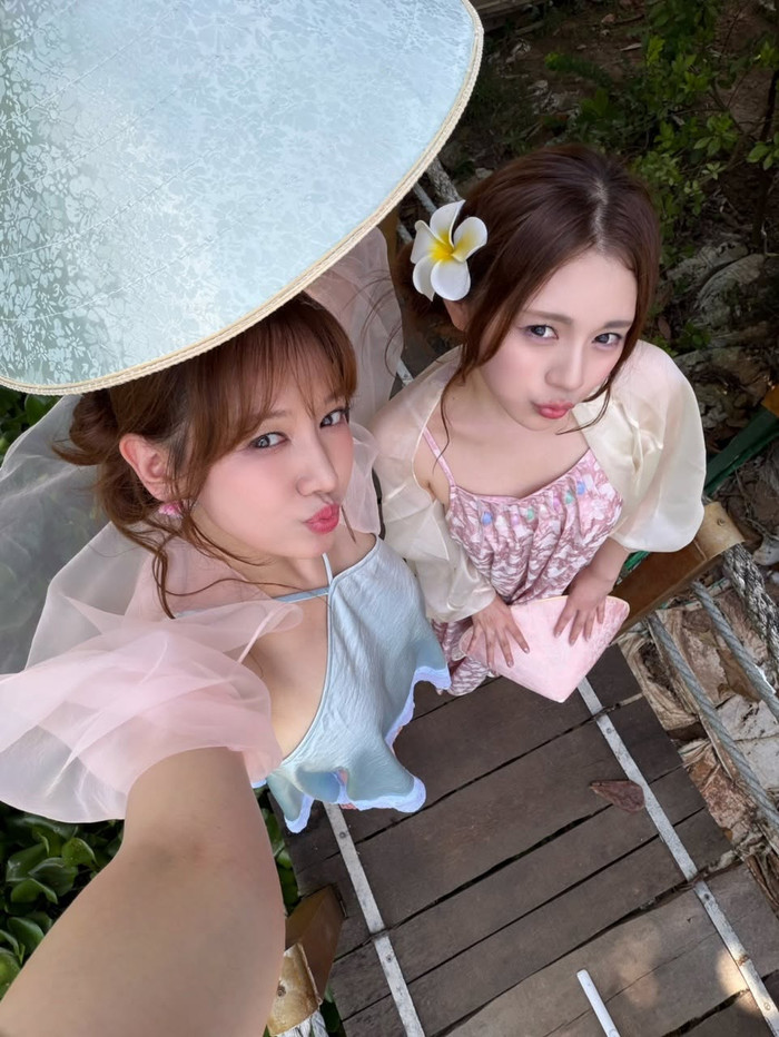 Đồng hành cùng Hari Won trong chuyến đi miền Tây là Jo Young Ju, nữ ca sĩ gốc Hàn, hiện hoạt động nghệ thuật tại Việt Nam. (Ảnh: FBNV)