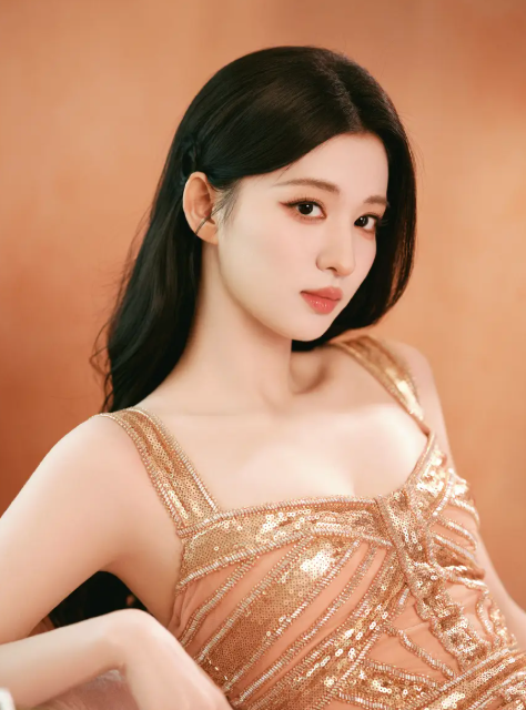 Vương Sở Nhiên khoe nhan sắc thanh lịch trong thiết kế váy dạ hội màu champagne. Ảnh: Sohu
