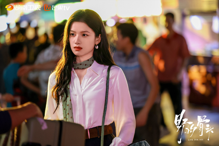 Với 54.000 người theo dõi mới, Trương Tịnh Nghi tiếp tục khẳng định sức hút qua vai Miêu Tĩnh trong Chó Hoang Và Xương. Miêu Tĩnh là cô gái dịu dàng nhưng giàu nghị lực, lớn lên cùng Trần Dị sau khi cha mẹ hai bên tái hôn. Những biến cố gia đình khiến hai người chia xa trong nhiều năm trước khi gặp lại tại Thượng Hải. Câu chuyện tình yêu nhiều day dứt, vượt qua khoảng cách thời gian và định kiến đã giúp nhân vật nhận được nhiều sự đồng cảm từ khán giả.