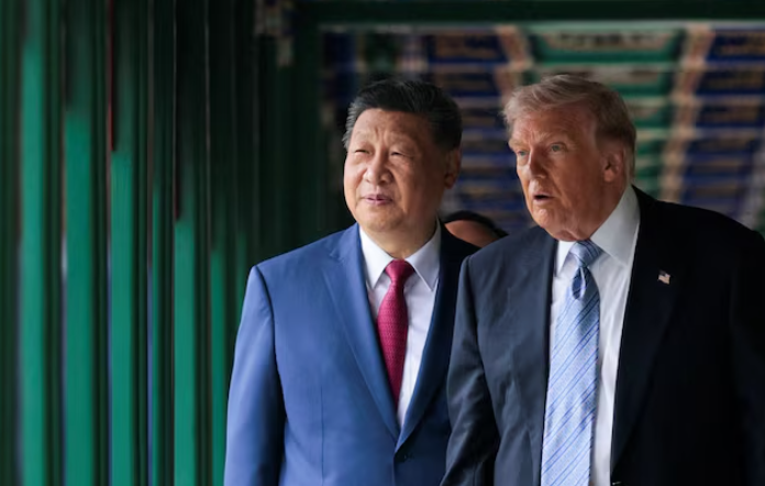 Tổng thống Mỹ Donald Trump (phải) cùng Chủ tịch Trung Quốc Tập Cận Bình trong chuyến đi bộ hữu nghị tại Vườn Trung Nam Hải, Bắc Kinh, Trung Quốc, ngày 15/5/2026. Ảnh: Reuters/Evan Vucci/Pool.