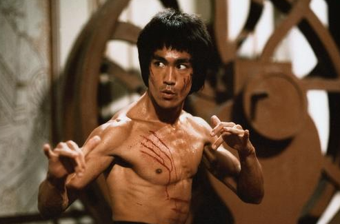 Kỹ thuật Nhất Thốn Quyền (One Inch Punch) trở thành dấu ấn gắn liền với tên tuổi Lý Tiểu Long và được nhiều võ sĩ nghiên cứu đến nay.