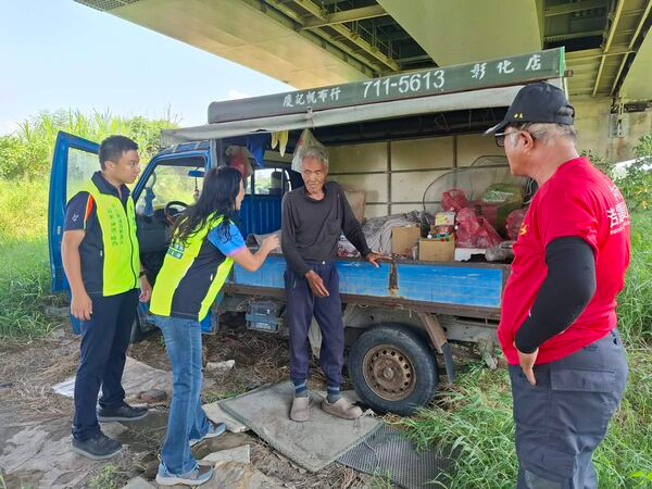Cụ ông sống dưới gầm cầu suốt 3 năm, dùng một thứ khó tin để nấu ăn Ảnh 3