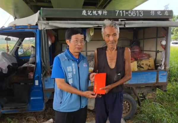 Cụ ông sống dưới gầm cầu suốt 3 năm, dùng một thứ khó tin để nấu ăn Ảnh 5