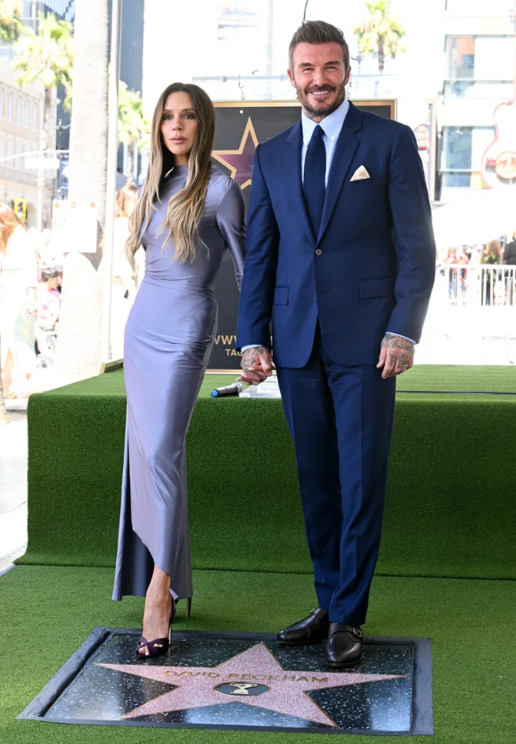 Victoria Beckham và David Beckham tham dự buổi lễ vinh danh David Beckham bằng một ngôi sao trên Đại lộ Danh vọng Hollywood ở Los Angeles. Ảnh: Getty Images