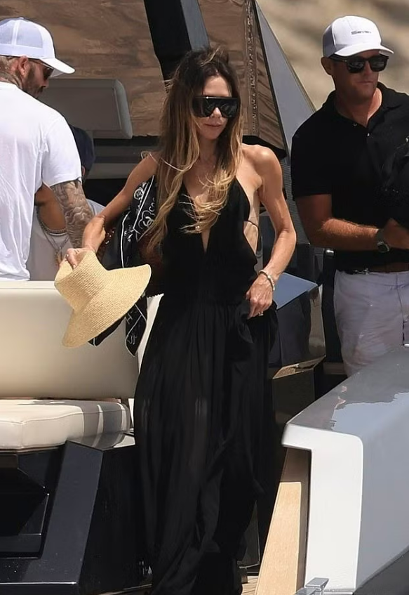 Victoria Beckham khoe vóc dáng quyến rũ với váy xẻ sâu. Ảnh: Backgrid