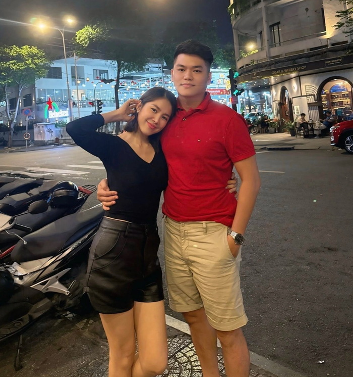 Lê Phương hạnh phúc bên chồng. Ảnh: FBNV