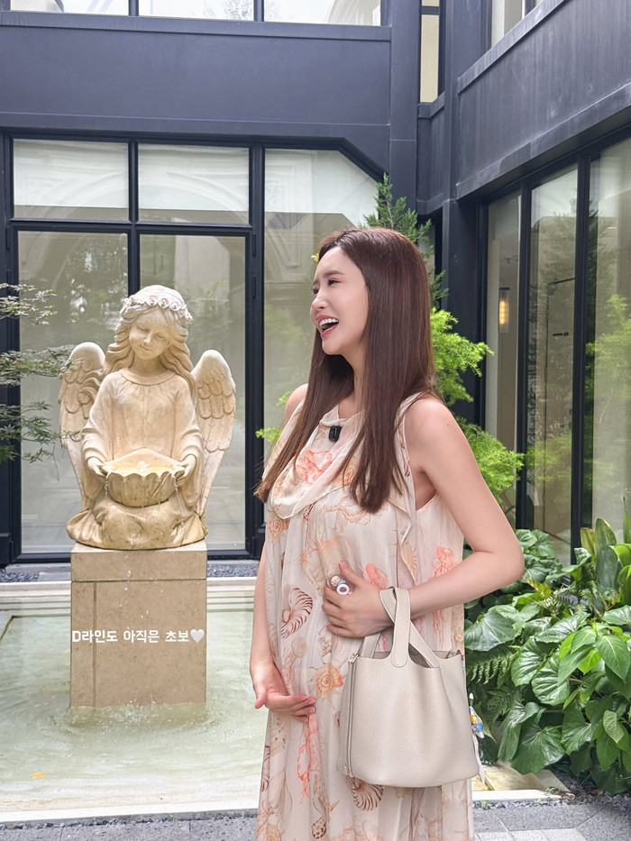 Lee Da Hae khoe dáng ở thai kỳ tuần 18.&nbsp;