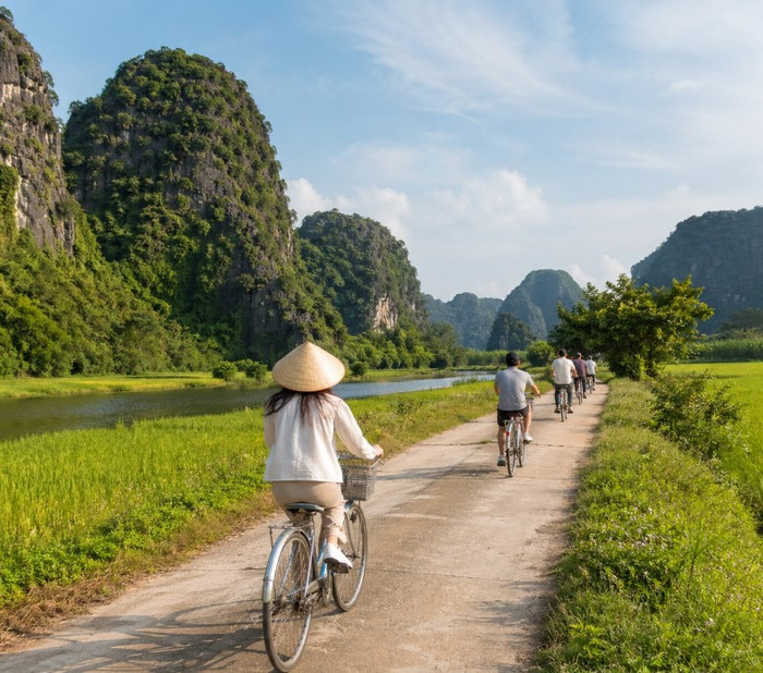Du khách đạp xe ở Tràng An, Ninh Bình. Ảnh:tranganninhbinh.com