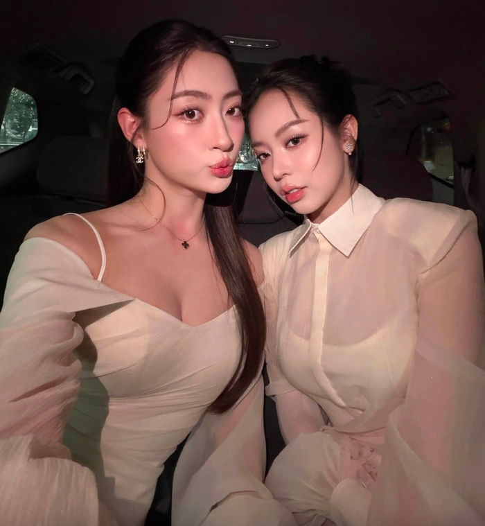 Thanh Thủy diện sơ mi xuyên thấu khi chụp hình với nàng hậu sở hữu đôi chân dài 1m22. Ảnh: FBNV