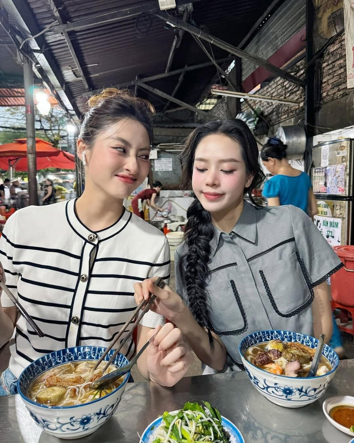 Thanh Thủy và Lương Thùy Linh thoải mái trêu đùa đối phương khi gặp nhau trong cuộc sống đời thường. Ảnh: FBNV