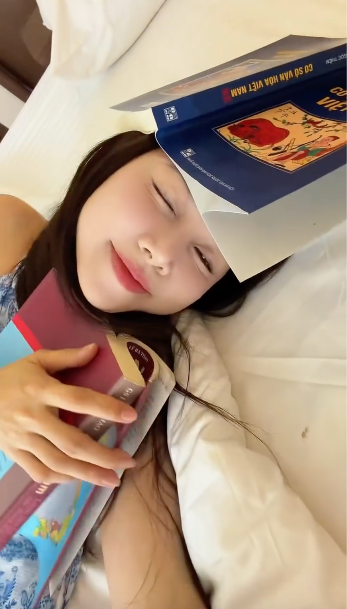 Có những ngày cô thức tới 4h sáng để học. Ảnh: Chụp màn hình FBNV