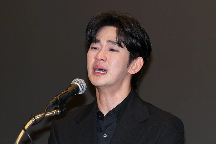 Nhiều nguồn tin trong ngành cho biết Kim Soo Hyun hiện nhận được hơn 40 kịch bản phim điện ảnh và truyền hình để cân nhắc.