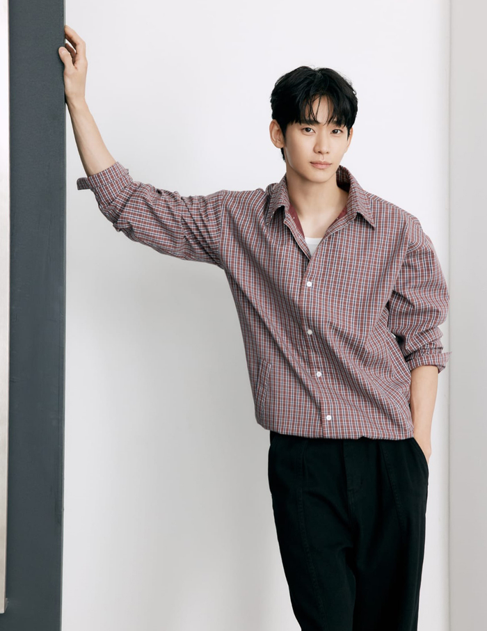 Trước đó, Kim Soo Hyun lần đầu lộ diện trước truyền thông sau ồn ào.