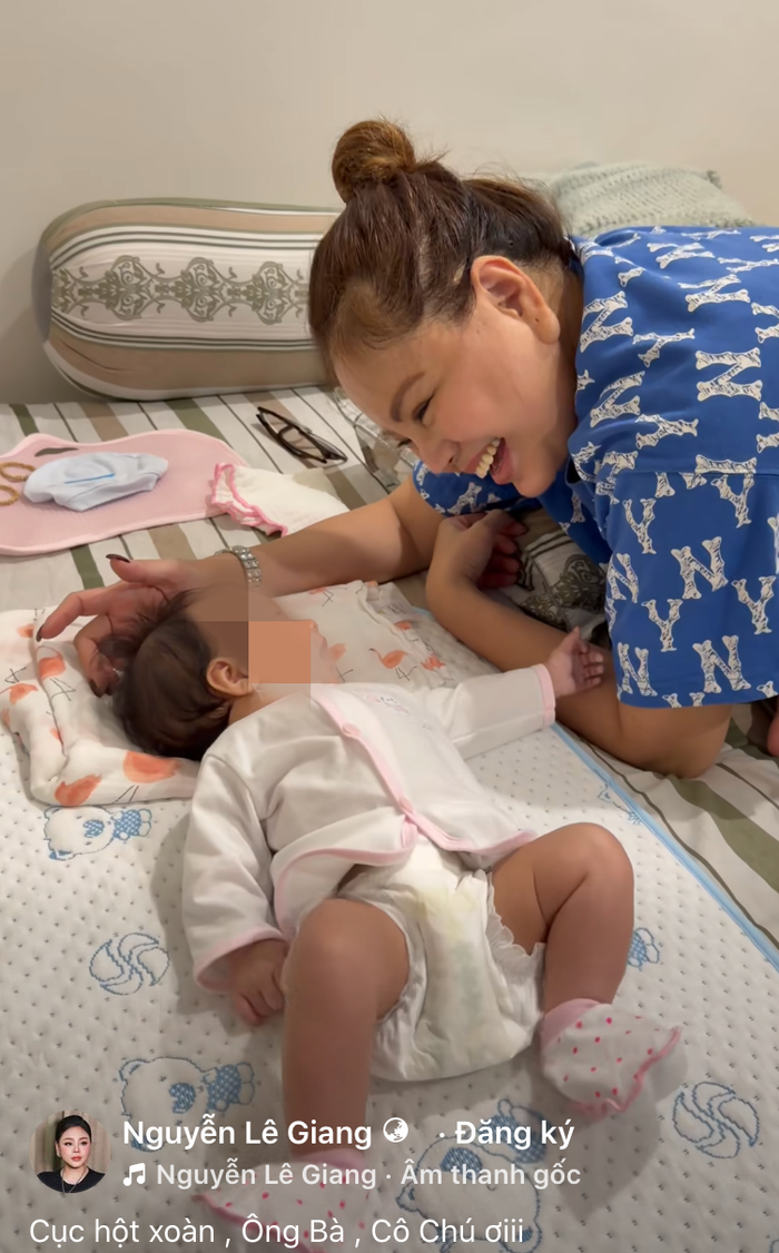 Lê Giang hạnh phúc bên cháu ngoại. Ảnh: Chụp màn hình FBNV