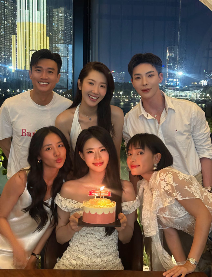 Nguyễn Minh Trang chụp ảnh cùng Quốc Trường, Văn Mai Hương, Thúy Ngân, Châu Bùi và Erik trong buổi tiệc sinh nhật. Ảnh: FBNV