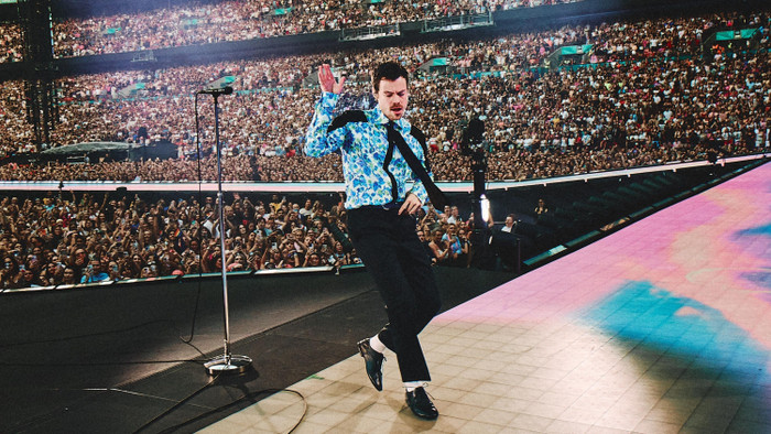 Vỉa hè sụt lún, xe cảnh sát lật ngay trước concert của Harry Styles Ảnh 3