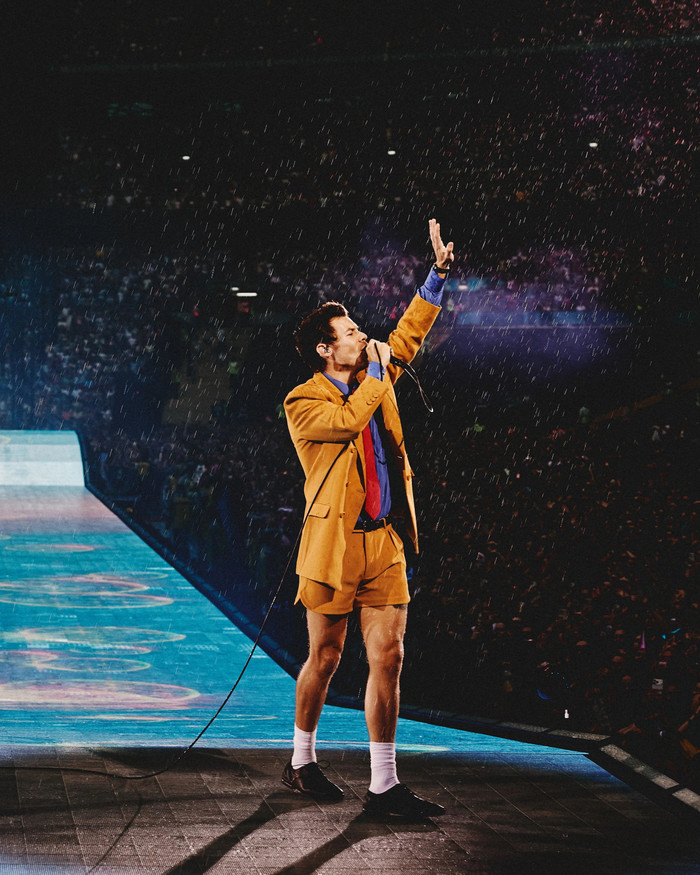 Vỉa hè sụt lún, xe cảnh sát lật ngay trước concert của Harry Styles Ảnh 4