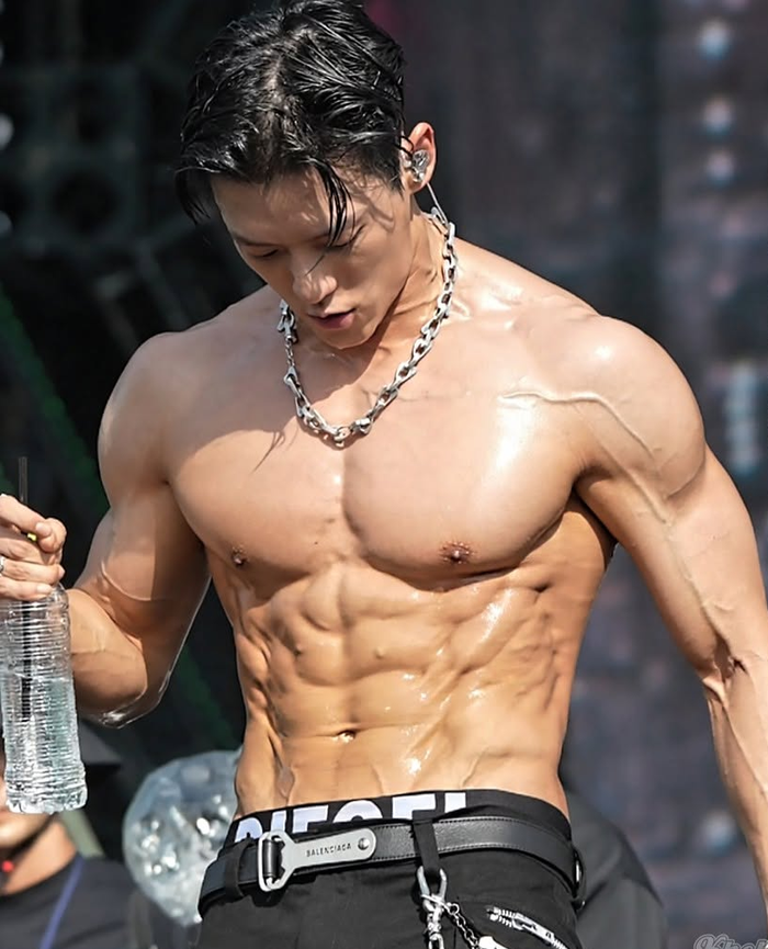 HUTA (BTOB) 'đốt nóng' WATERBOMB Seoul 2026 với màn khoe hình thể cực phẩm Ảnh 2