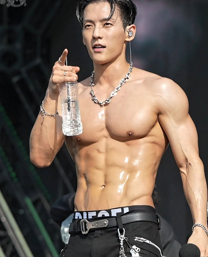 HUTA (BTOB) 'đốt nóng' WATERBOMB Seoul 2026 với màn khoe hình thể cực phẩm Ảnh 4
