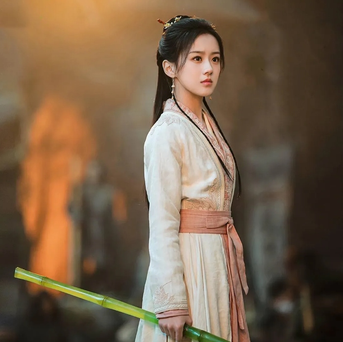 Dù không còn ở tuổi xuân thì, Hoàng Dung vẫn được xem là một trong những mỹ nhân nổi bật của Thần Điêu Đại Hiệp. Là vợ của Quách Tĩnh và mẹ của ba người con, bà giữ được vẻ đẹp mặn mà, quý phái cùng trí tuệ hơn người. Không chỉ là bang chủ Cái Bang đời thứ 19, Hoàng Dung còn là chỗ dựa vững chắc của gia đình và luôn thể hiện bản lĩnh trong những thời khắc quan trọng.