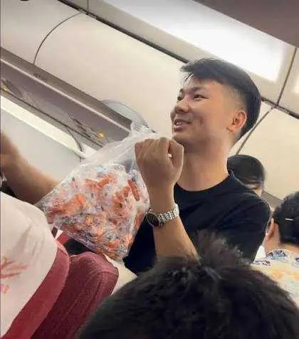 Đưa con trai 8 tháng tuổi lên máy bay, người cha có hành động gây xôn xao Ảnh 2