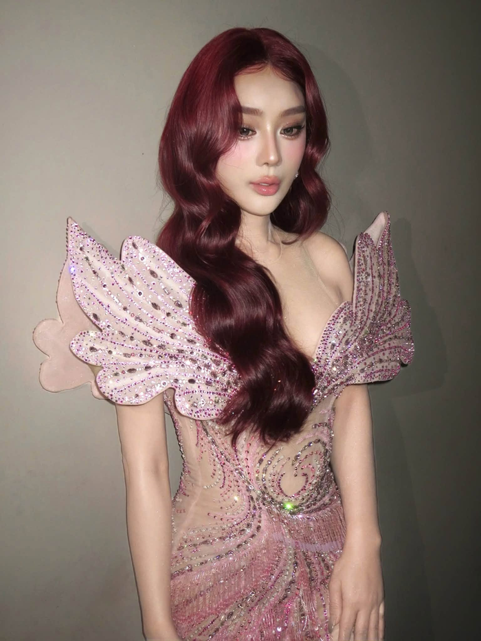 Kể từ khi công khai chuyện vui trong cuộc sống cá nhân, Lâm Khánh Chi thường xuyên xuất hiện với nguồn năng lượng tích cực và hình ảnh chỉn chu hơn trước.