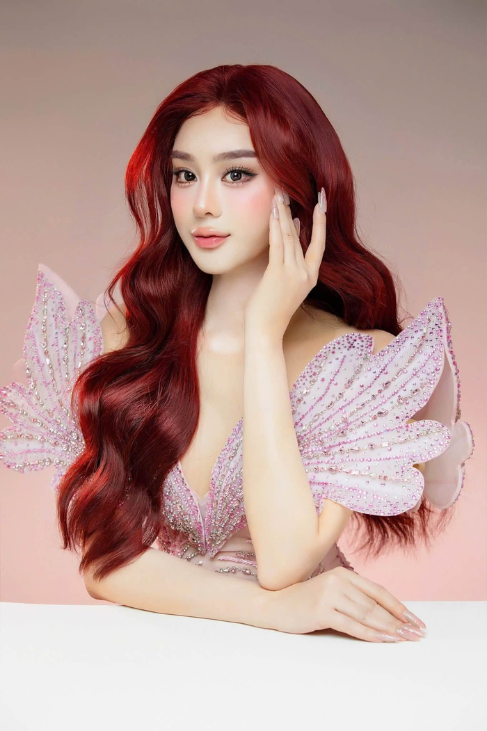 Loạt ảnh mới táo bạo và đầy quyến rũ của Lâm Khánh Chi ở tuổi 50.