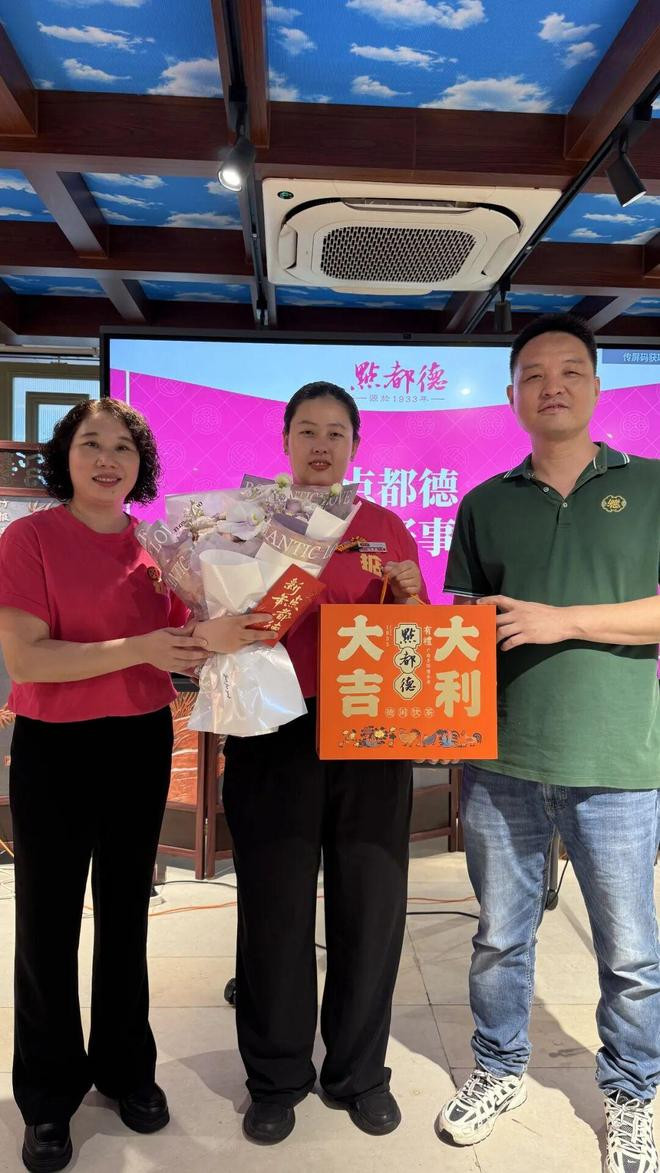 Cửa hàng đã tổ chức lễ trao giải cho Ren Liyan.