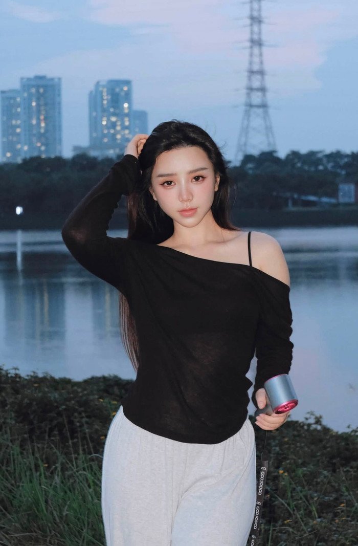 Thiết kế trễ vai giúp Quỳnh Kool tôn trọn vóc dáng thanh mảnh. (Nguồn: FBNV)