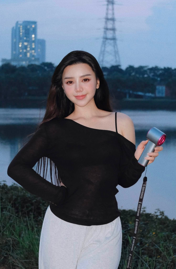Quỳnh Kool khoe bờ vai thon, nhan sắc rạng rỡ giữa hoàng hôn. (Nguồn: FBNV)