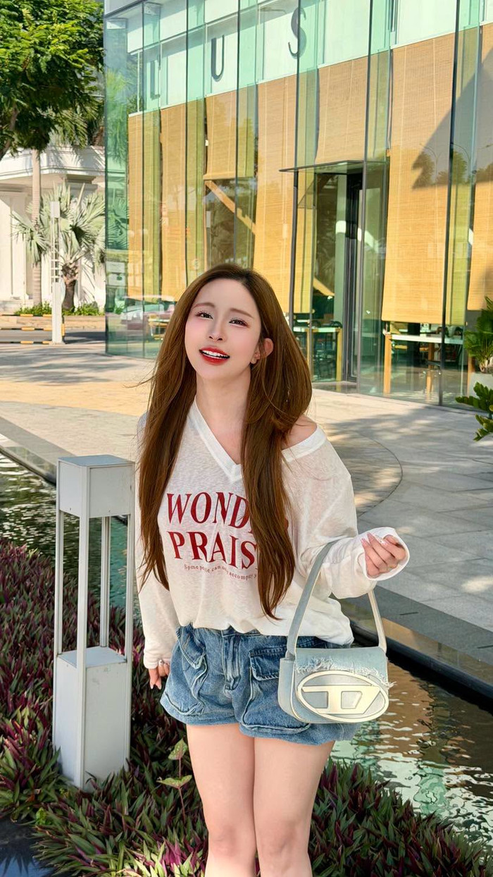 Quỳnh Nga khoe đôi chân thon dài, nhan sắc trẻ trung gây sốt mạng xã hội. (Nguồn: FBNV)