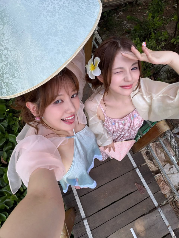 Hari Won và Jo Young Ju diện trang phục tông pastel, ghi lại khoảnh khắc rạng rỡ trong chuyến khám phá miền Tây. Ảnh: FBNV