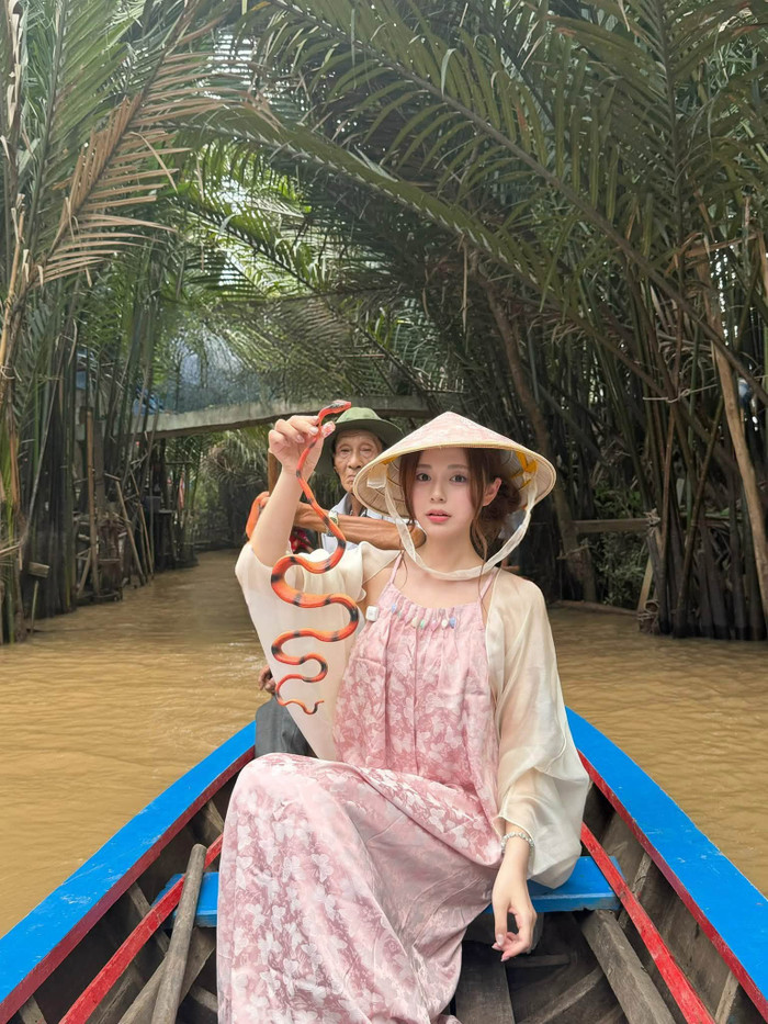 Jo Young Ju gây chú ý với nhan sắc trong trẻo khi trải nghiệm ngồi xuồng, khám phá rừng dừa nước và văn hóa sông nước miền Tây. Ảnh: FBNV