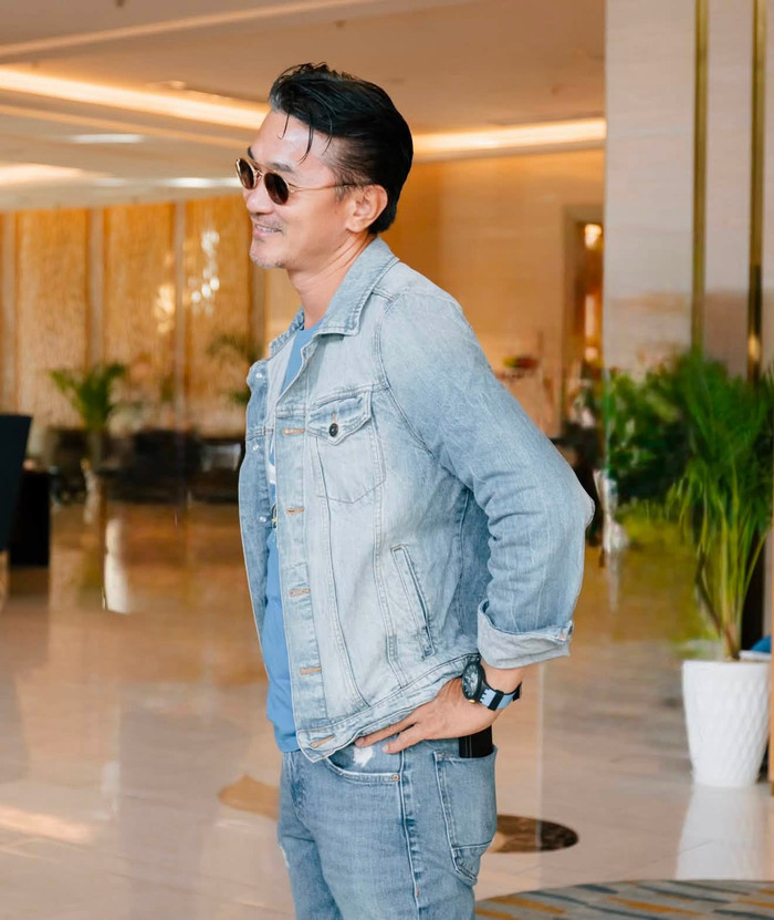 Quốc Cường diện lại bộ đồ jeans từng mặc trong Dốc tình sau gần 20 năm. Ảnh: FBNV.