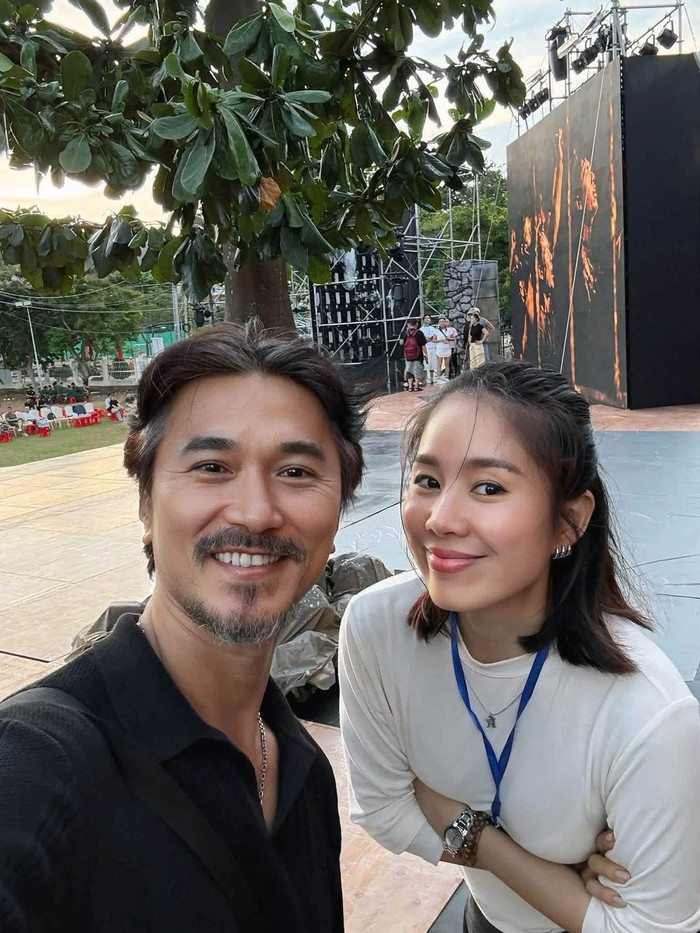 Lê Phương thân thiết bên Quốc Cường.&nbsp;