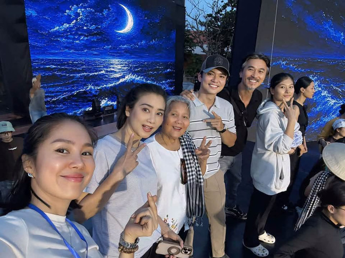 Lê Phương cùng các đồng nghiệp tại hậu trường chuẩn bị cho đêm diễn đặc biệt.
