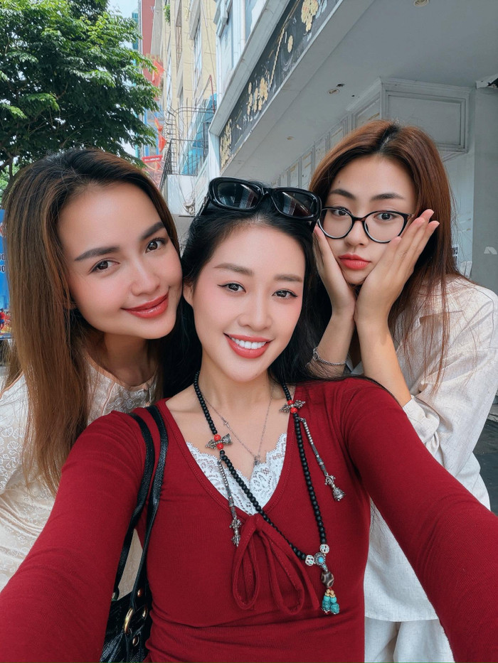 Khánh Vân sở hữu mối quan hệ thân thiết với nhiều hoa, á hậu đình đám. Ảnh: FBNV