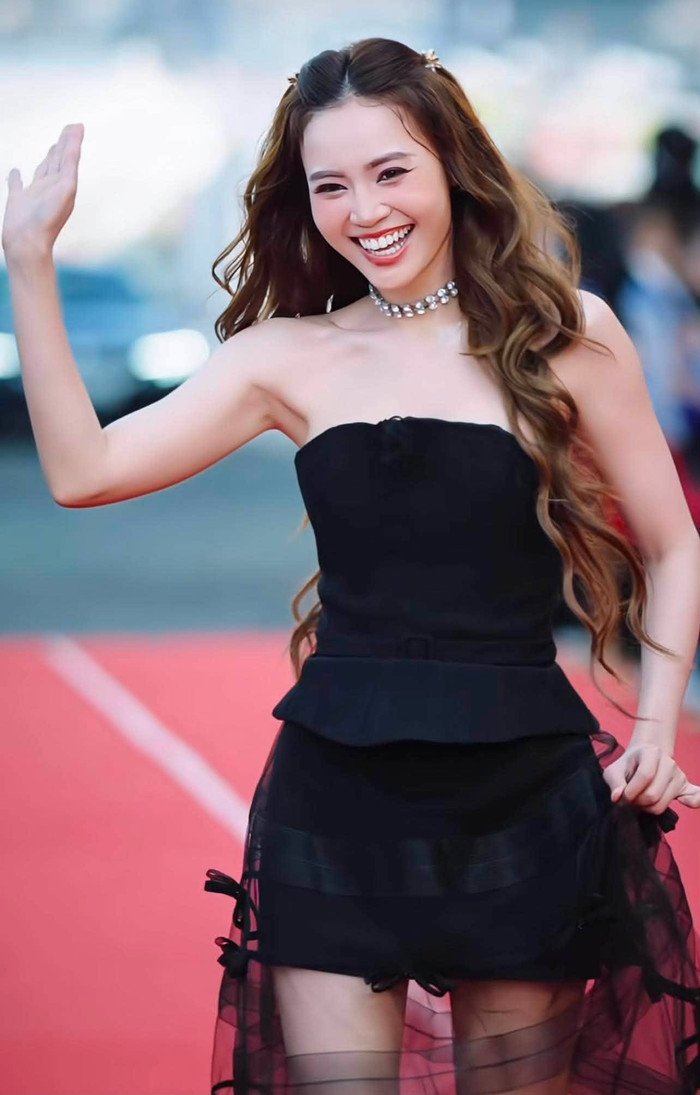 Khoảnh khắc Ninh Dương Lan Ngọc vẫy chào khán giả sau khi xuống ô tô. (Ảnh chụp màn hình từ TikTok @raindinh.official)