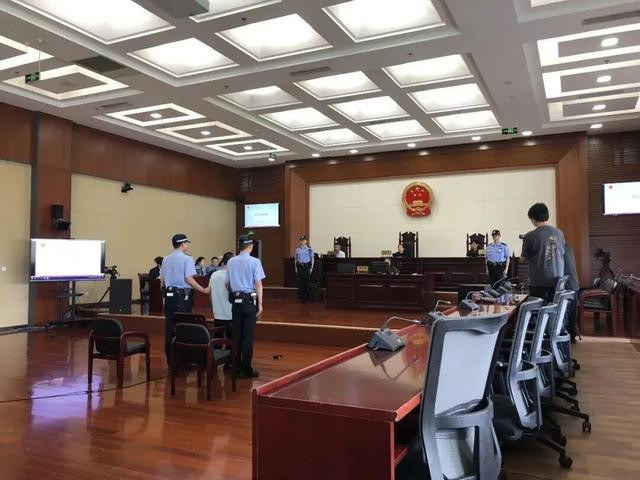 Thuê bảo mẫu chăm cha già, người phụ nữ bàng hoàng khi biết quá khứ thật Ảnh 2