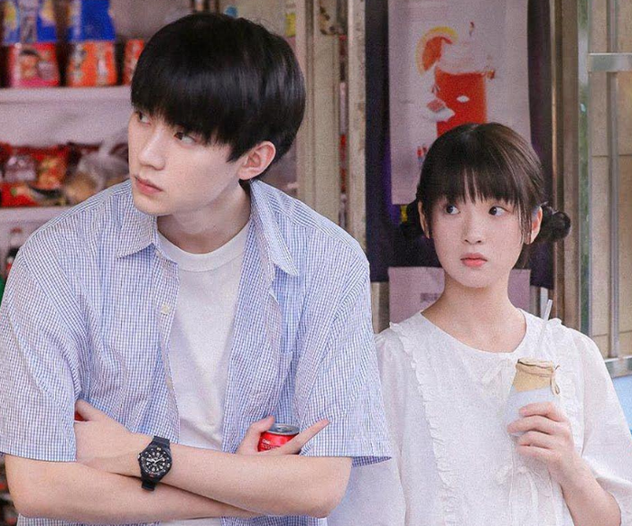 Được chuyển thể từ tiểu thuyết Cô Ấy Bệnh Không Nhẹ của Trúc Dĩ, Khi Anh Chạy Về Phía Em kể về chuyện tình thanh xuân giữa cô nữ sinh Tô Tại Tại lạc quan, hoạt bát và học bá Trương Lục Nhượng trầm tính. Bộ phim ghi điểm nhờ không khí trong trẻo, nhẹ nhàng cùng phản ứng hóa học tự nhiên của cặp diễn viên chính.
