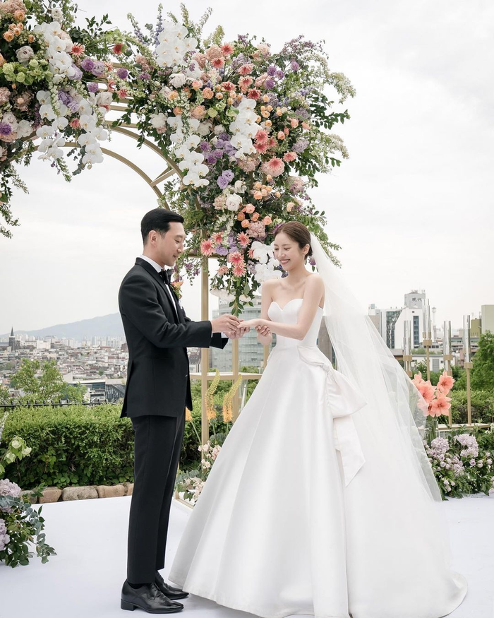 Son Dam Bi kết hôn với cựu tuyển thủ trượt băng tốc độ quốc gia Hàn Quốc Lee Kyou Hyuk vào năm 2022.&nbsp;