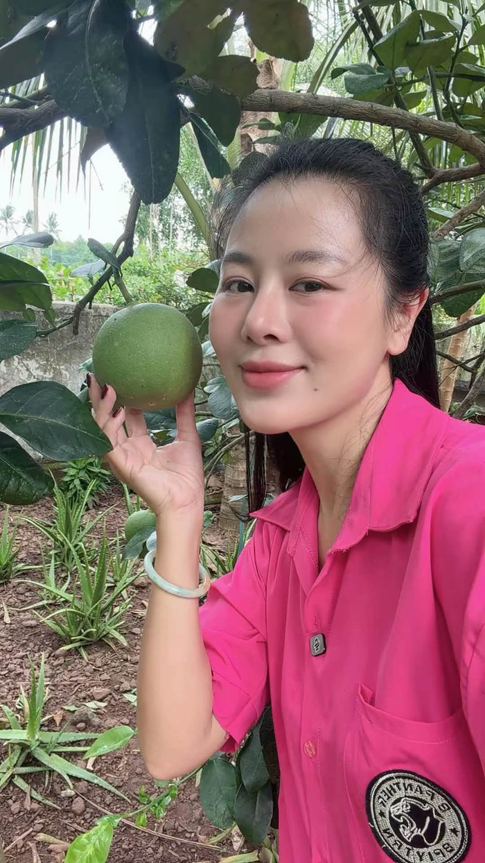 Nam Thư ra thăm vườn trái cây của gia đình. Ảnh: FBNV