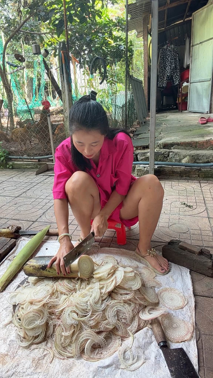 Nam Thư giản dị làm việc tại quê nhà. Ảnh: FBNV