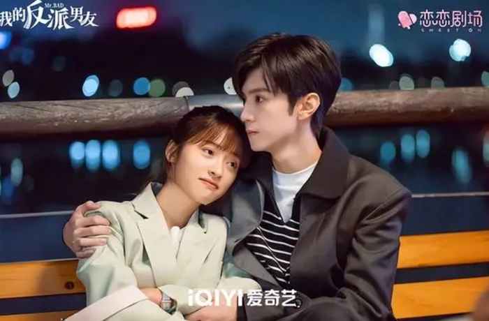Thẩm Nguyệt và Trần Triết Viễn trong Bạn Trai Phản Diện Của Tôi. Tác phẩm ngôn tình ngọt ngào đạt 7,5 điểm Douban với kịch bản xuyên không từ trang sách ra đời thực vô cùng độc đáo. Ảnh: iQIYI