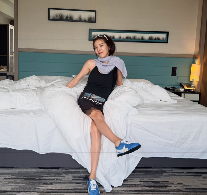 Loạt ảnh trong chuyến du lịch của Son Dam Bi đang gây tranh cãi.