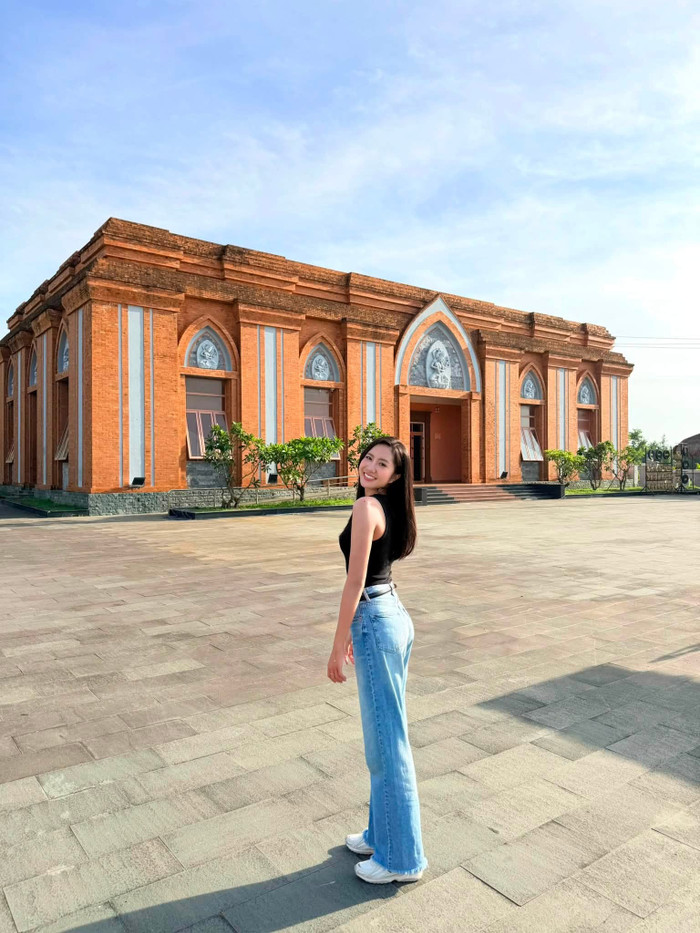 Hà Trúc Linh diện đồ đơn giản vẫn nổi bật nhờ vóc dáng thanh mảnh. (Nguồn: FBNV)