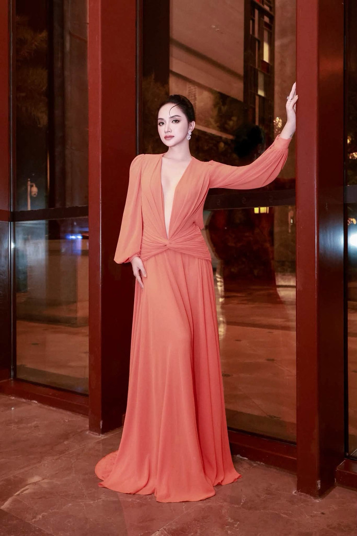 Hoa hậu Hương Giang gây thương nhớ với visual cuốn hút, phong cách thanh lịch tại Trung Quốc. (Nguồn: FBNV)