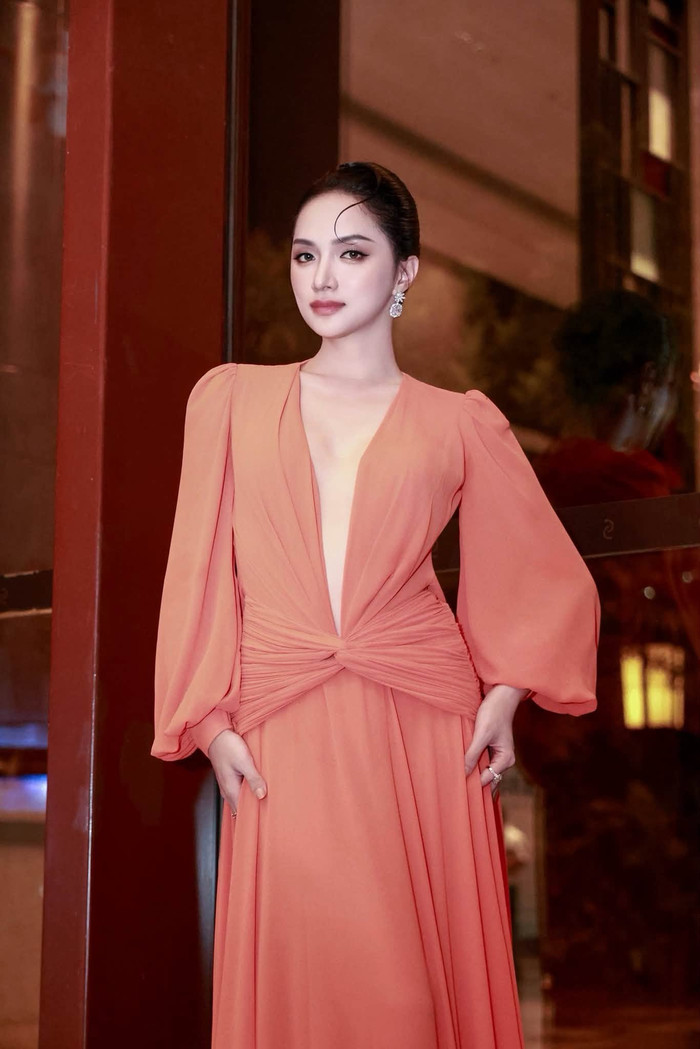 Hoa hậu Hương Giang ghi điểm với nhan sắc rạng rỡ trong chuyến công tác tại Trung Quốc. (Nguồn: FBNV)