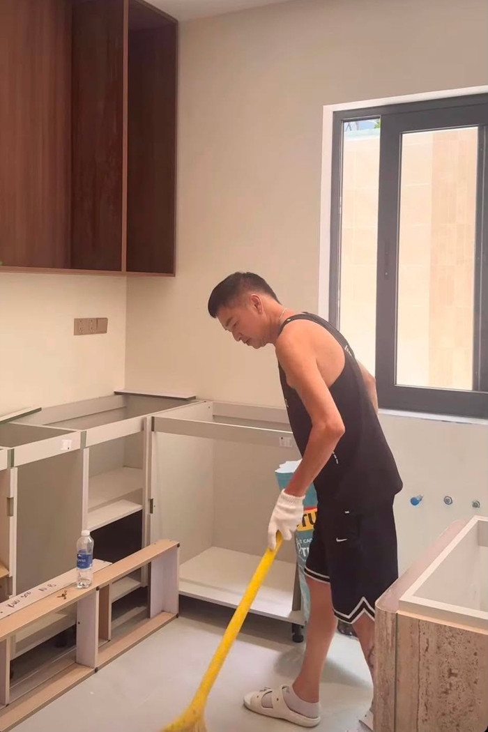 Nghệ sĩ Quang Minh dọn dẹp căn nhà đang dần hoàn thiện.